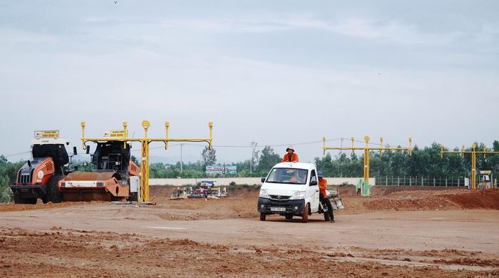  Công nhân đang chạy đua hoàn thành các phần việc cuối cùng 