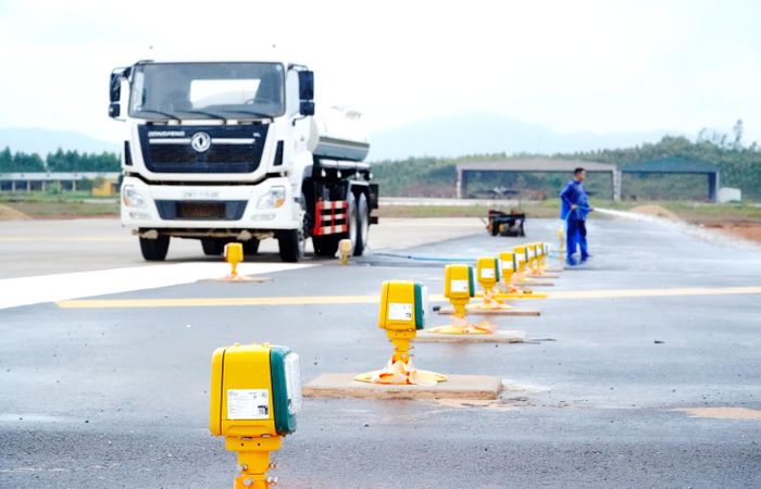 Các nhà thầu huy động phương tiện vệ sinh đường băng, chuẩn bị cho lễ khánh thành 