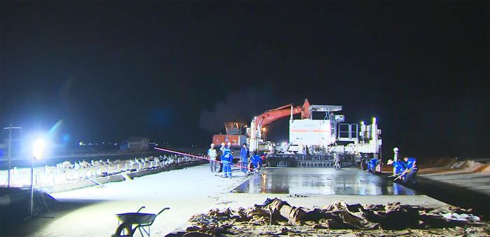  Hạng mục đổ bê tông đường băng sân bay buộc phải thi công xuyên đêm để đảm bảo chất lượng (Ảnh tư liệu) 