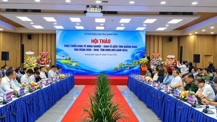 Các đại biểu, chuyên gia, nhà khoa học thảo luận tháo gỡ điểm nghẽn trong phát triển kinh tế nông nghiệp, kinh tế biển tỉnh Quảng Ngãi. Ảnh: NGUYỄN TRANG