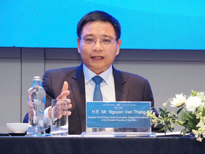 Phó Thủ tướng Nguyễn Văn Thắng phát biểu tại buổi làm việc với đại diện các thành viên Trung tâm Tài chính quốc tế Việt Nam tại TPHCM, chiều 28-10. Ảnh: HÙNG - TRIỀU