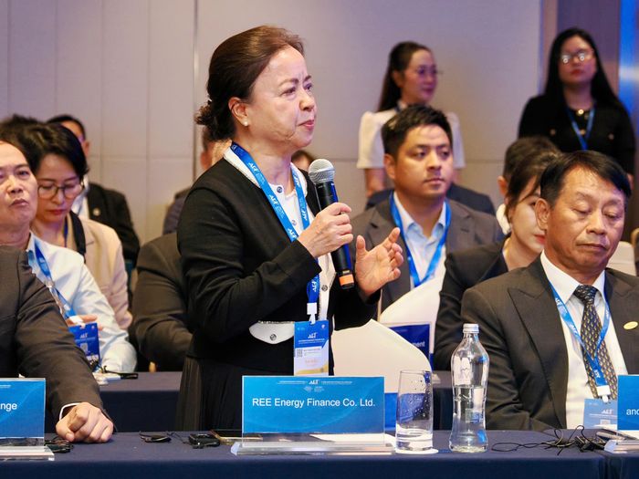 Đại diện các thành viên Trung tâm Tài chính quốc tế Việt Nam phát biểu tại buổi làm việc. Ảnh: HÙNG - TRIỀU
