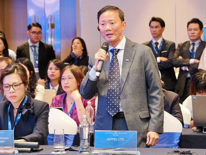 Đại diện các thành viên Trung tâm Tài chính quốc tế Việt Nam phát biểu tại buổi làm việc. Ảnh: HÙNG - TRIỀU