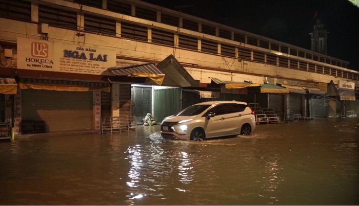 Triều cường trên sông Sài Gòn gây ngập nhiều tuyến đường ven sông, tối 28-10. Ảnh: DUY TRẦN