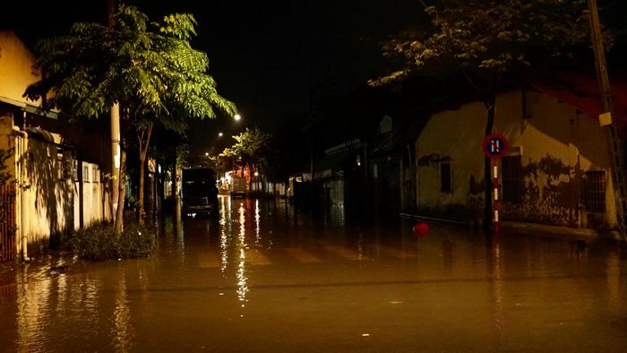 Nước ngập sâu khoảng 30cm trên đường Trần Tử Bình. Ảnh: DUY TRẦN