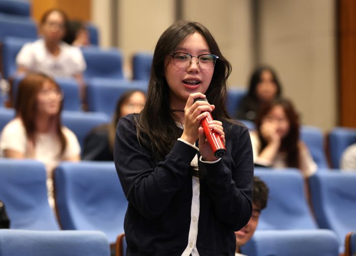 Sinh viên UEH tham gia đặt câu hỏi tại chương trình.