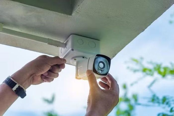 Nguồn sáng cường độ cao chiếu trực tiếp vào ống kính có thể khiến camera an ninh bị lóa, làm giảm khả năng nhận diện hình ảnh. (Ảnh: Yahoo)