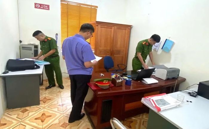Cơ quan Cảnh sát điều tra thi hành lệnh khám xét.