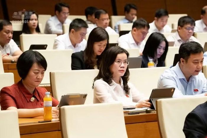 Đại biểu Quốc hội nghe giải trình. Ảnh: Quốc hội media.