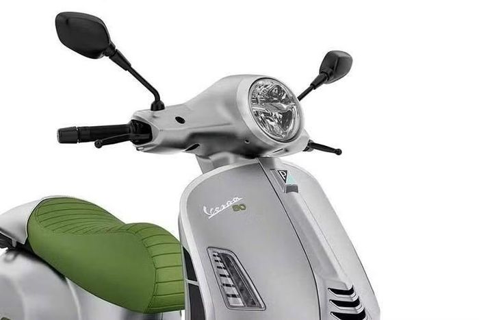 Vespa Edizione Ottantesimo duy trì khung thép liền khối truyền thống. Thân xe mang màu sơn xám kim loại mờ nhằm tái hiện bề mặt kim loại nguyên bản, kết hợp sắc xanh cổ điển từng xuất hiện trên những mẫu xe năm 1946 tại các vị trí yên xe, vành bánh và họa tiết trang trí.