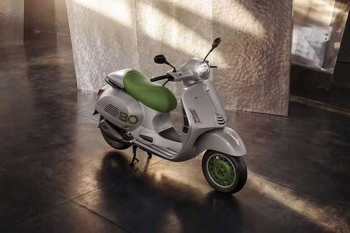 Đi kèm theo xe Vespa Edizione Ottantesimo là bộ phụ kiện gồm thùng chứa đồ phía sau 36 lít sơn màu xám mờ đồng bộ có tựa lưng, kính chắn gió và cuốn sách Vespa Assouline tái hiện lịch sử 80 năm của thương hiệu.