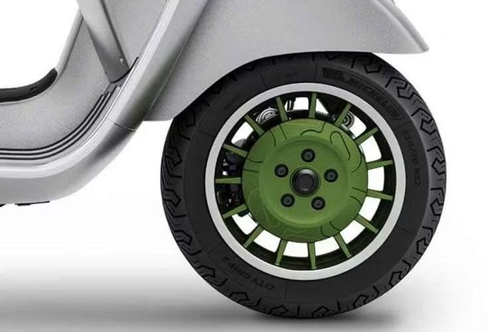 Mẫu xe phát triển trên nền tảng dòng Vespa GTS thân lớn, sử dụng động cơ HPE 278cc cho công suất 25 mã lực. Về trang bị an toàn, xe tích hợp hệ thống phanh ABS hai kênh và kiểm soát lực kéo điện tử ASR.