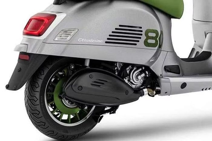 Cụm đèn chiếu sáng của Vespa Edizione Ottantesimo về Việt Nam hoàn toàn bằng công nghệ LED, bổ sung thêm đèn tiện ích tại tấm ốp sau yếm xe để hỗ trợ quan sát khu vực để chân khi lên xuống vào ban đêm.