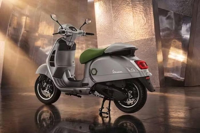 Ngoài ra, xe còn được trang bị khóa thông minh Keyless cùng màn hình màu TFT 5 inch kết nối điện thoại qua ứng dụng Vespa MIA, cho phép hiển thị chỉ dẫn bản đồ GPS dạng biểu tượng trực tiếp trên đồng hồ lái.