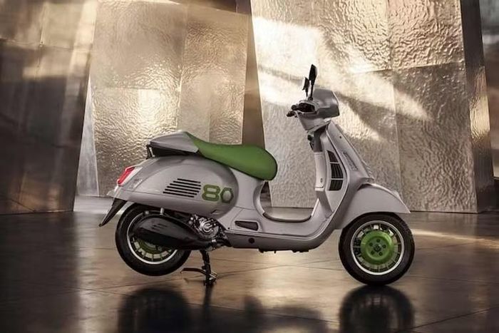 Thị trường Việt Nam tiếp nhận 4 chiếc Vespa Edizione Ottantesimo duy nhất, sở hữu các mã số mang ý nghĩa may mắn theo văn hóa phương Đông là 799, 796, 696 và 396. Xe có giá bán lẻ đề xuất là 372 triệu đồng (đã bao gồm thuế).