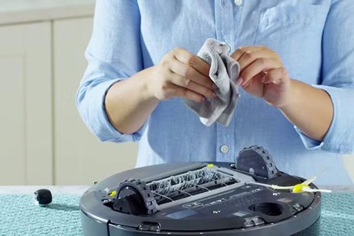 Vệ sinh chổi quét, bánh xe và cảm biến định kỳ giúp robot hút bụi duy trì khả năng làm sạch và điều hướng.