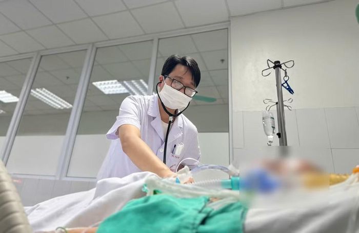 Bác sĩ thăm khám cho bệnh nhân - Ảnh BVCC