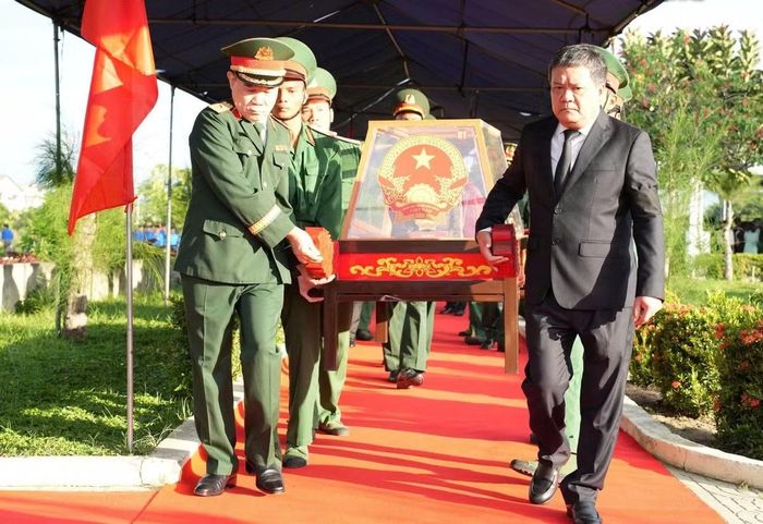 Lãnh đạo tỉnh Khánh Hoà di chuyển hài cốt liệt sĩ về nơi an táng. Ảnh: QPVN
