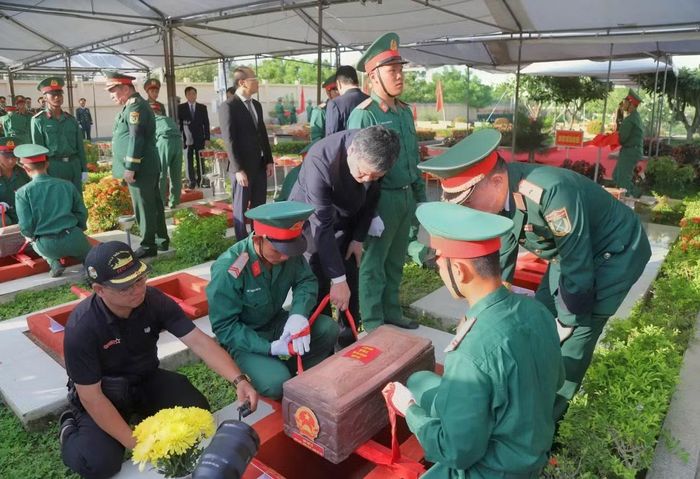 Sau lễ truy điệu trang nghiêm, 25 hài cốt liệt sĩ được an táng theo nghi thức Quân đội tại Nghĩa trang Liệt sĩ Ninh Thuận. Ảnh: QPVN