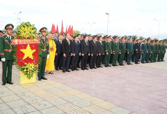 Các đại biểu thành kính dâng hương, tưởng niệm và bày tỏ lòng biết ơn đối với những người đã hy sinh vì độc lập, tự do của Tổ quốc. Ảnh: QPVN