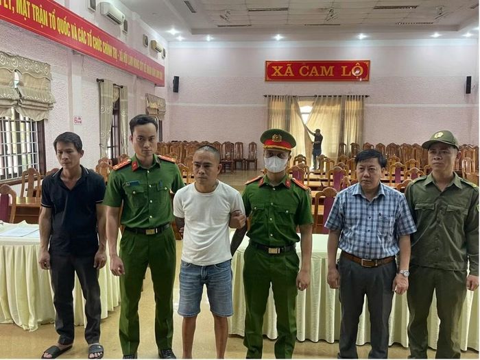 Cơ quan CSĐT Công an tỉnh Quảng Trị thi hành lệnh bắt bị can để tạm giam đối với Nguyễn Tấn Thắng. Ảnh: CACC