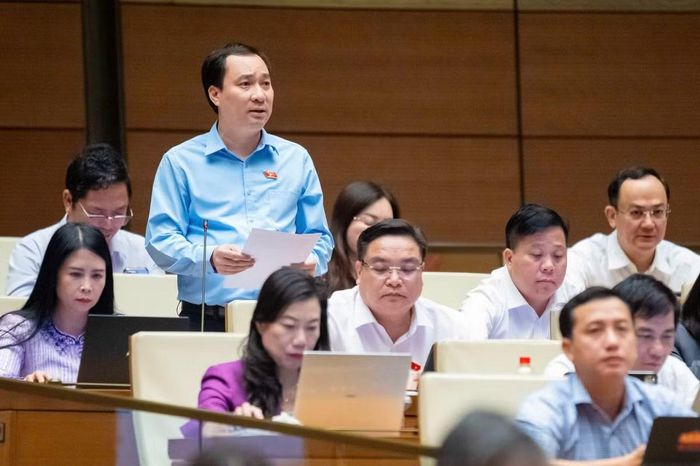 Đại biểu Vũ Văn Tiến, Đoàn ĐBQH TP Hải Phòng phát biểu tại hội trường ngày 28/10.