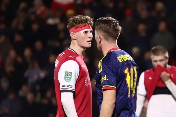 Tiền đạo Viktor Gyokeres (áo xanh) không thể giúp Arsenal tránh được trận thua sốc Fleetwood ngày 28/10. Ảnh: Shutterstock Editorial.