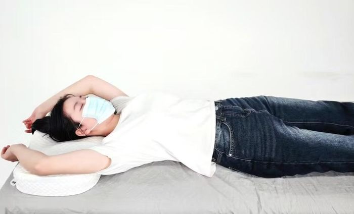 Khi ngủ, bạn thường vô thức giơ tay lên giống như đang đầu hàng, khi tỉnh dậy, bạn sẽ thấy vai mình vừa mỏi vừa tê. (Ảnh: ITN)