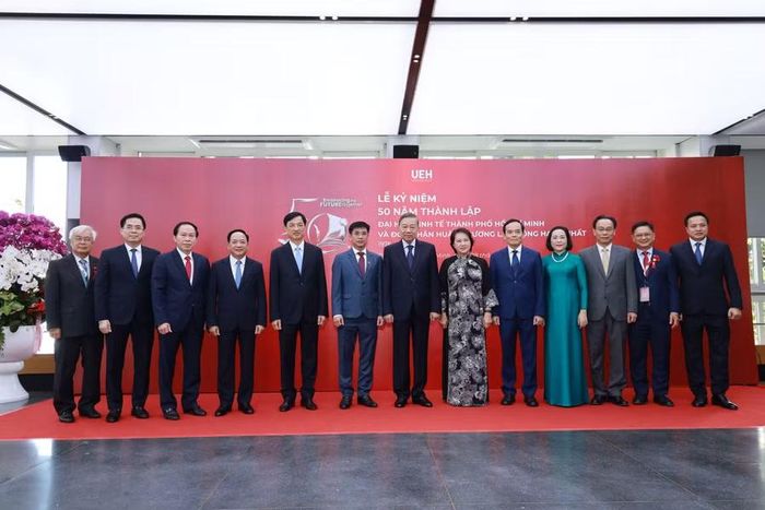 Tổng Bí thư, Chủ tịch nước Tô Lâm cùng các lãnh đạo, nguyên lãnh đạo Đảng, Nhà nước dự lễ kỷ niệm 50 năm thành lập Đại học Kinh tế TPHCM. Ảnh: UEH.