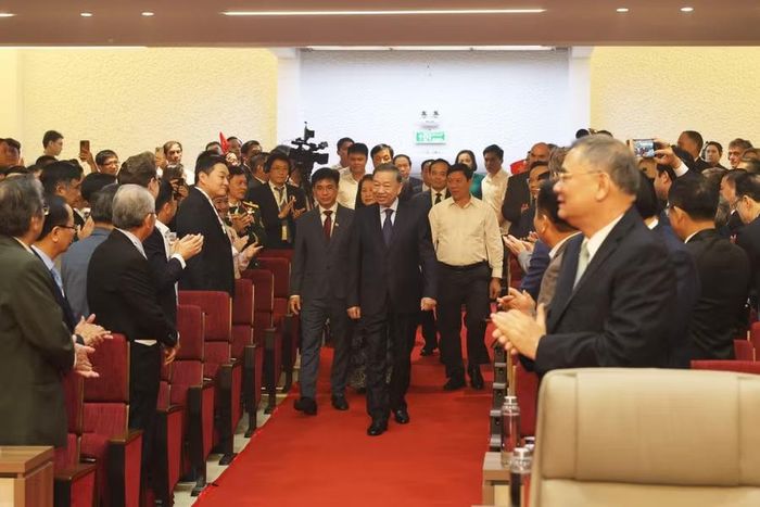 Tổng Bí thư, Chủ tịch nước Tô Lâm cùng các lãnh đạo, nguyên lãnh đạo Đảng, Nhà nước dự lễ kỷ niệm 50 năm thành lập Đại học Kinh tế TPHCM. Ảnh: UEH.