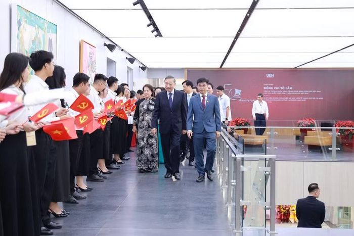 Tổng Bí thư, Chủ tịch nước Tô Lâm cùng các lãnh đạo, nguyên lãnh đạo Đảng, Nhà nước dự lễ kỷ niệm 50 năm thành lập Đại học Kinh tế TPHCM. Ảnh: UEH.