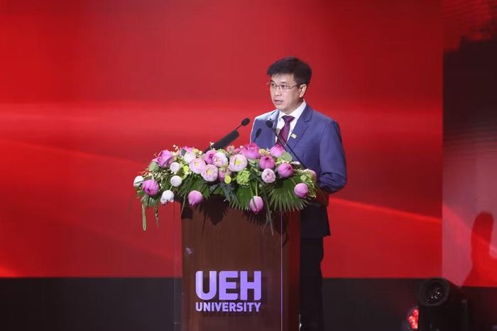 PGS.TS. Bùi Quang Hùng, Giám đốc Đại học Kinh tế TPHCM phát biểu tại buổi lễ. Ảnh: UEH.