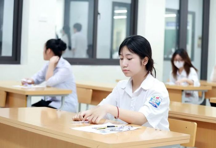 Thí sinh dự thi tuyển sinh vào lớp 10 THPT công lập tại Hà Nội. Ảnh: Đình Tuệ.