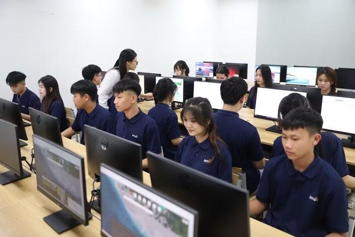 Theo ông Thái Văn Tài, chuyển đổi số trong kiểm tra, đánh giá không đơn thuần là thay giấy bằng máy tính. Điều quan trọng hơn là nâng cao chất lượng đề kiểm tra, bảo đảm tính khách quan, minh bạch, an toàn và sử dụng dữ liệu đúng mục đích để cải thiện chất lượng dạy học.