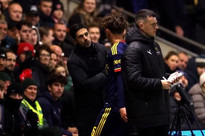 HLV Mikel Arteta nghiêm giọng trách mắng tiền vệ Max Dowman sau khi tài năng 16 tuổi nhận thẻ đỏ trong trận Arsenal gặp Fleetwood hôm 28/10 (giờ Hà Nội). Ảnh: Getty.
