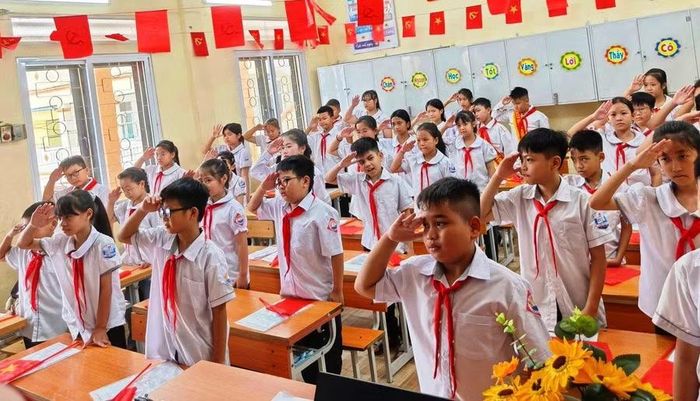 Học sinh Trường Tiểu học Thiệu Dương (phường Hàm Rồng, Thanh Hóa) trong lễ chào cờ.