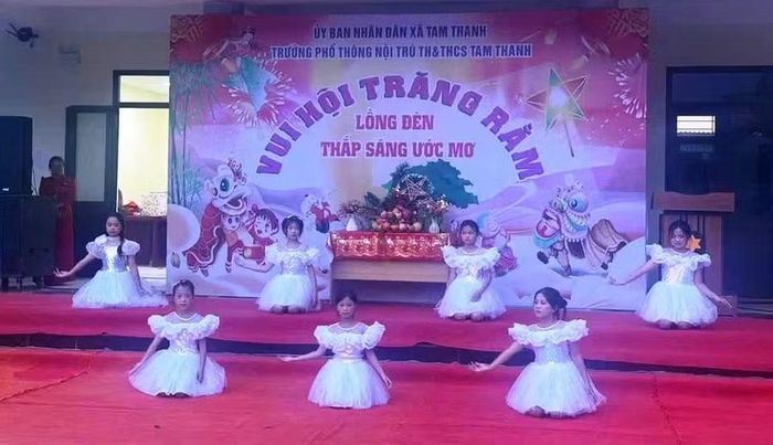 Học sinh Trường Phổ thông nội trú TH&THCS Tam Thanh vui Hội đêm trăng Rằm.