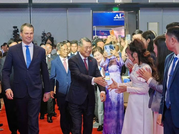 Thủ tướng Lê Minh Hưng bắt tay các đại biểu tham dự AEF 2026. Ảnh: BTC.