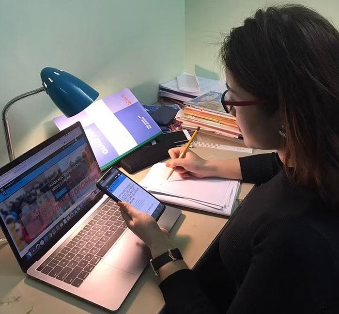 Sinh viên Trường Đại học Mở Hà Nội tham gia các khóa học trực tuyến. Ảnh: Website nhà trường.