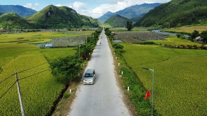 Đường rộng, những cánh đồng bát ngát tại xã Ngọc Chiến.