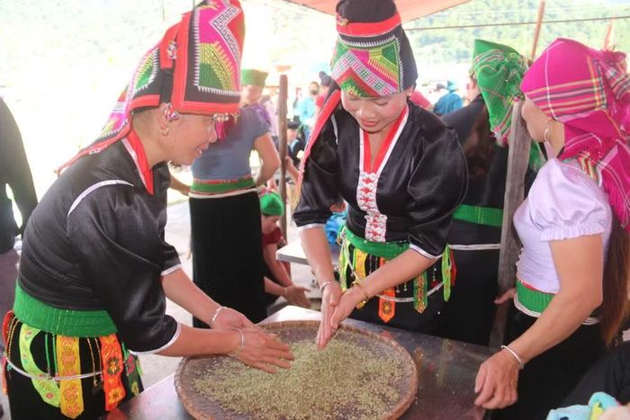 Người dân xã Ngọc Chiến tham gia lễ hội mừng cơm mới.