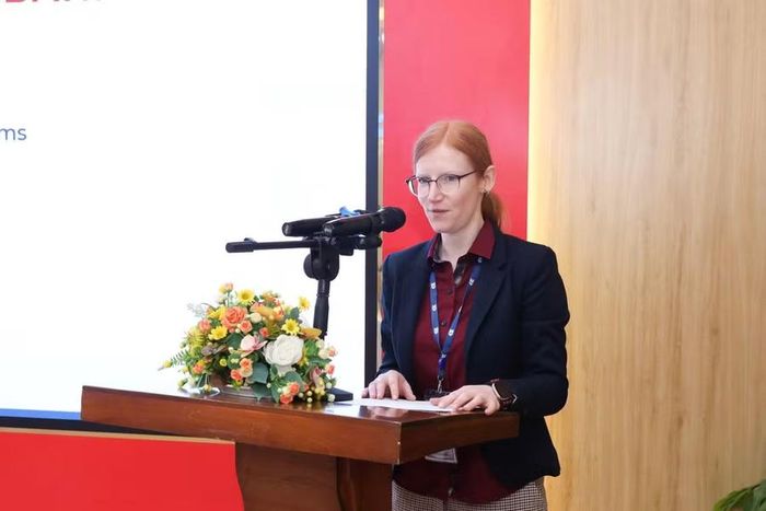 Bà Eva Seidel, Quản lý dự án FIBAA.