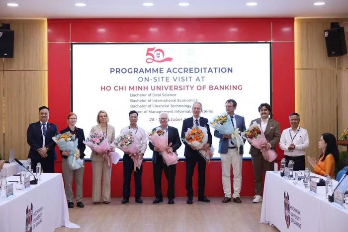 GS.TS Nguyễn Đức Trung và PGS.TS Đoàn Thanh Hà trao tặng hoa chào mừng đoàn chuyên gia FIBAA.