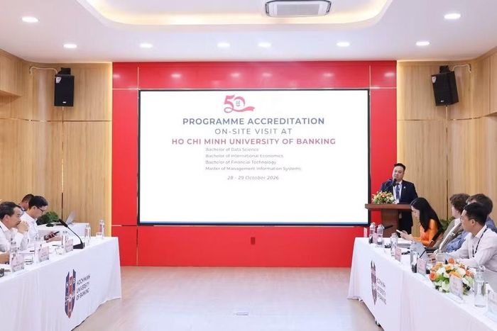 GS.TS Nguyễn Đức Trung, Hiệu trưởng Nhà trường phát biểu.
