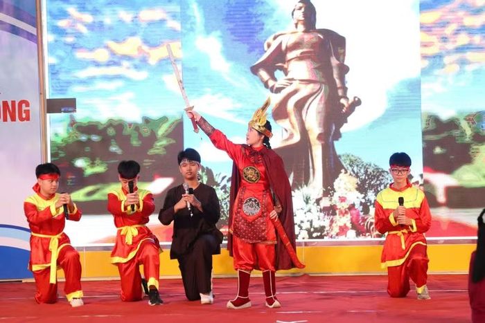 Thông qua chủ đề về Lễ hội Truyền thống Nữ tướng Lê Chân, học sinh có cơ hội vận dụng kiến thức tiếng Anh để tìm hiểu, giới thiệu những giá trị lịch sử, văn hóa đặc sắc của địa phương.