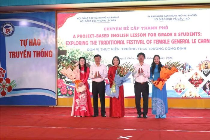 Lãnh đạo Sở GD&ĐT Hải Phòng và lãnh đạo địa phương tặng hoa nhà trường trong chuyên đề.