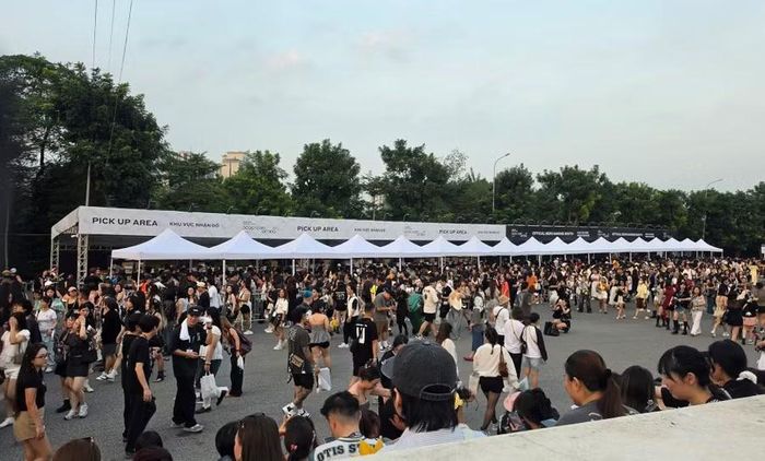 Khán giả đổ về Mỹ Đình đổi vòng tay vào sân trước đêm diễn của nhóm BigBang.