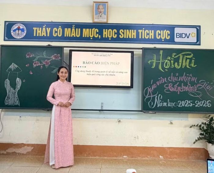 GV Trường THPT Hồng Lĩnh (Hà Tĩnh) báo cáo giải pháp nâng cao hiệu quả công tác chủ nhiệm bằng ứng dụng AI.