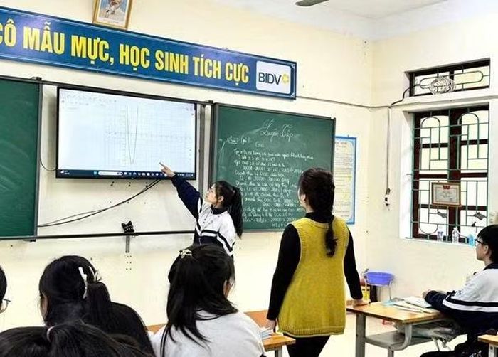 Học sinh Trường THPT Hồng Lĩnh ứng dụng phần mềm GeoGebra để kiểm tra đồ thị và làm chủ kiến thức Toán học.