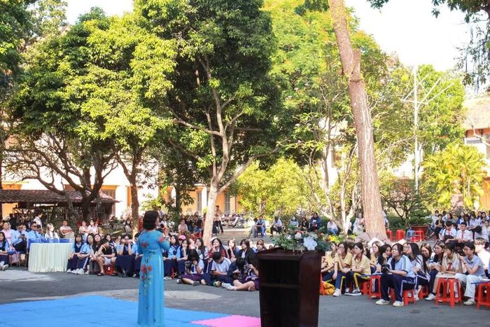Bà Nguyễn Thị Hồng Chương, Hiệu trưởng Trường THPT Nguyễn Thị Minh Khai đang tư vấn cho học sinh lớp 9 đến từ nhiều trường THCS tại TPHCM trong Ngày hội Miki Tour 2026. Ảnh: NTCC